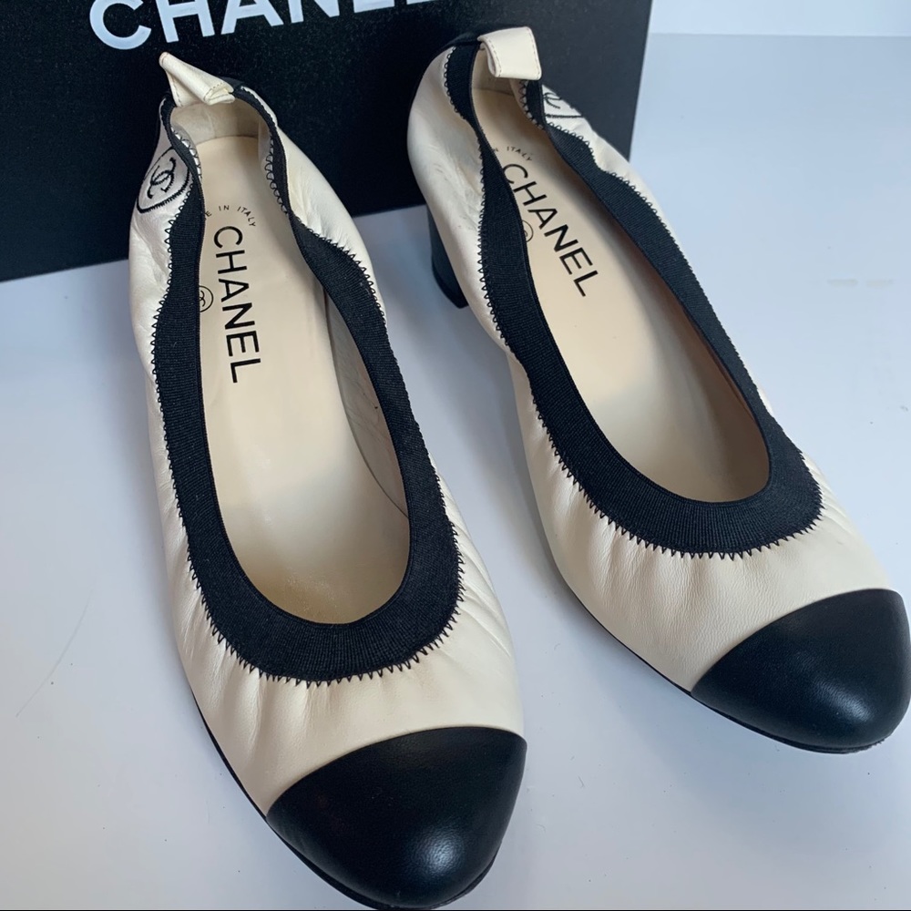 CHANEL Lambskin Patent CC Elastic Stretch Pumps - Picture 11 of 11